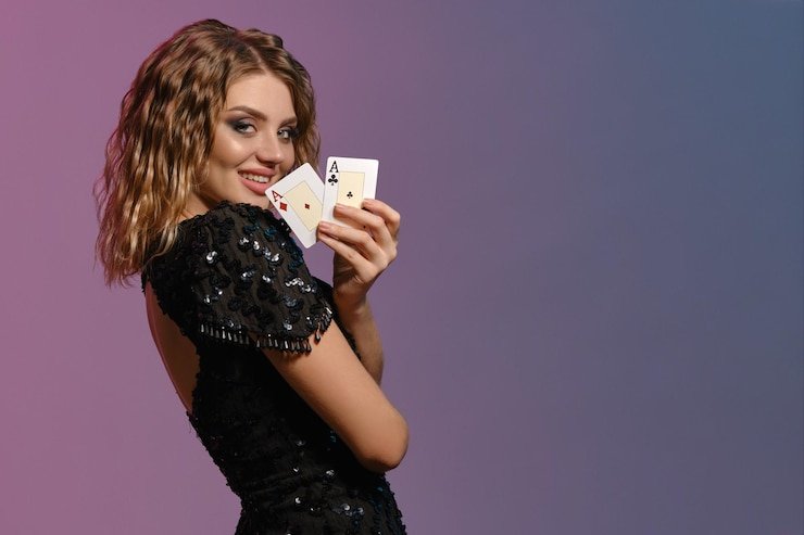 Pengguna mobile membaca cashback 165 dengan teliti